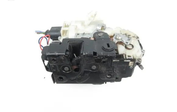 Volkswagen Golf IV Rear door lock 3B4839016A