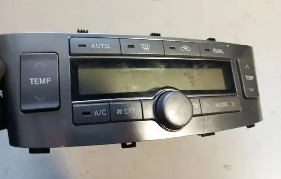 Toyota Avensis T250 Climate control unit 5590005270 MB1465704433