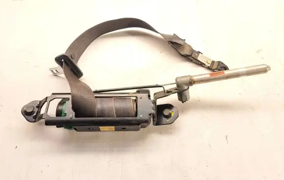 Volvo V70 Front seatbelt 8665868