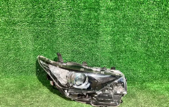Toyota Auris E180 Headlight/headlamp 8111002K30