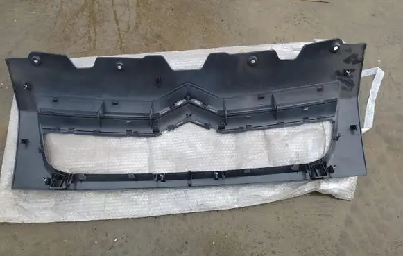 Citroen C5 Front bumper upper radiator grill 1308069070