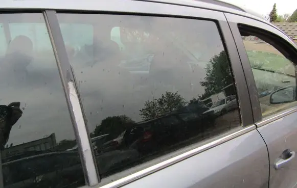 Opel Zafira B Rear door window glass 