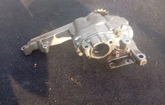 Mercedes-Benz E C207 W207 Oil pump 6421810801