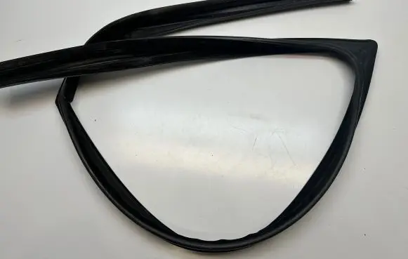 Volkswagen Amarok Rubber seal front door window/glass 2H0837431 170915