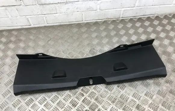 Trunk/boot sill cover protection