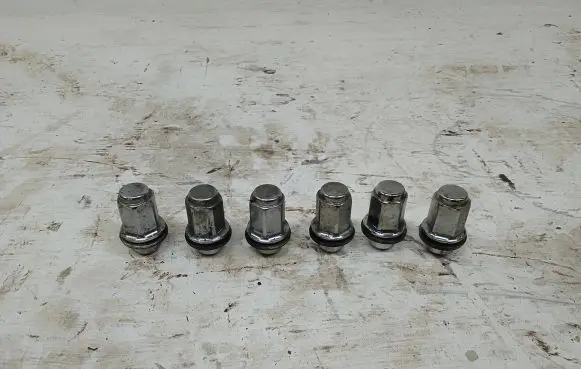 Toyota Hilux (AN120, AN130) Nuts/bolts 
