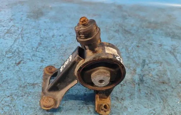 Lexus HS Engine mount bracket 1237128230
