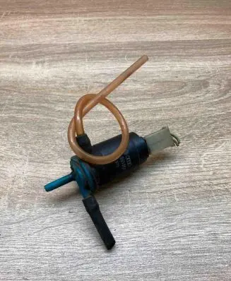 Volkswagen Touareg I Windscreen/windshield washer pump 333955651