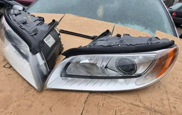 Volvo XC70 Headlights/headlamps set 