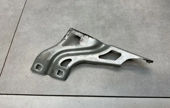 Audi Q3 8U Fender mounting bracket 8U0821136