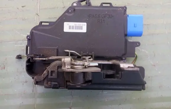 Skoda Octavia Mk2 (1Z) Front door lock 3D1837016