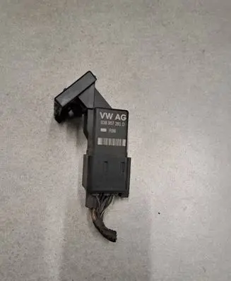 Skoda Superb B6 (3T) Glow plug pre-heat relay 038907281D