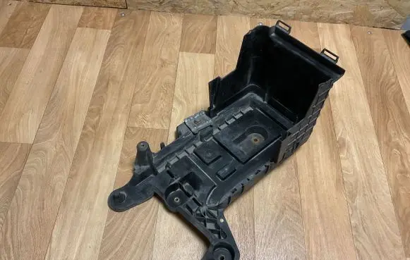 Volkswagen PASSAT B6 Battery box tray 1K0915333C