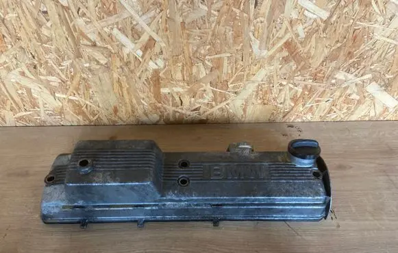 BMW 5 E28 Rocker cam cover 