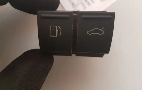 Volkswagen PASSAT B6 Fuel tank opening switch 