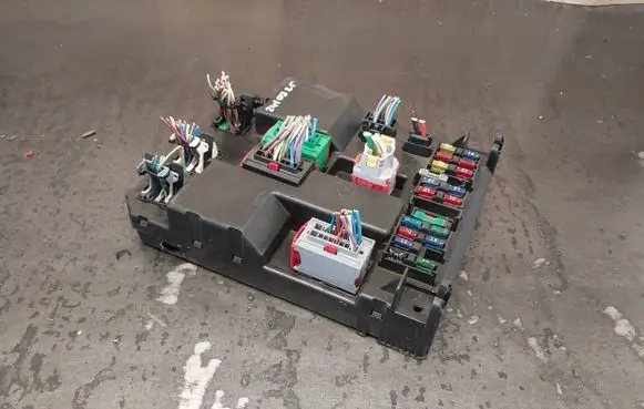 Peugeot 307 Fuse module 9651197680A 9651196980A