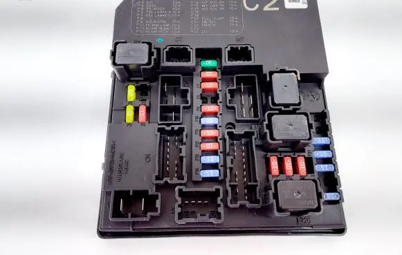 Nissan Juke I F15 Fuse module 284B71KA0C