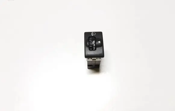 Suzuki XL7 I Headlight level height control switch 32932074