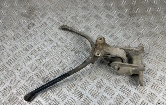 Engine mounting bracket