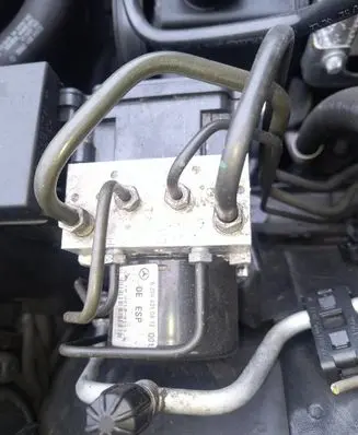 Mercedes-Benz C W204 ABS Pump A2044310612 A2045455332