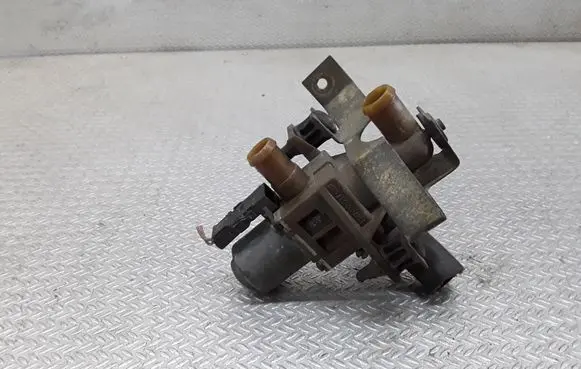 Mercedes-Benz Vito Viano W638 Coolant heater control valve 0018300684