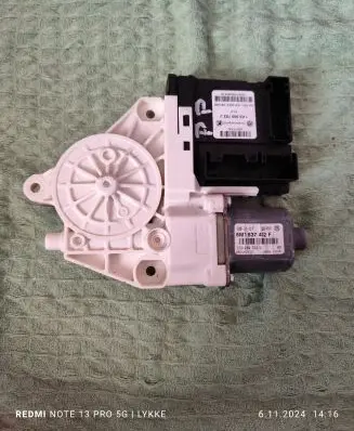 Volkswagen Golf Plus Front door window regulator with motor 1K0959792J 5M1837402 05075730