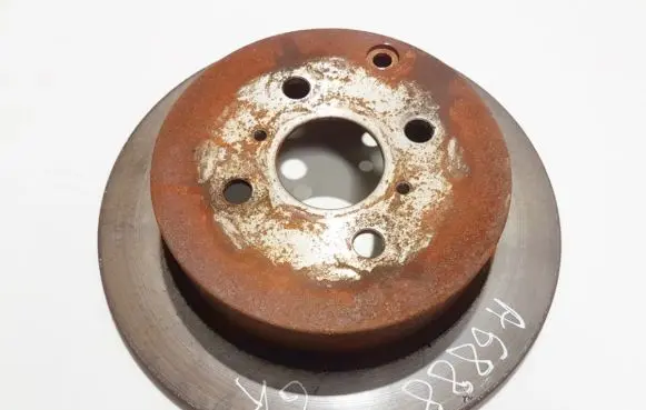 Toyota Yaris Rear brake disc neventiliuojamas