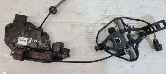 Volvo XC70 Front door lock 31253281