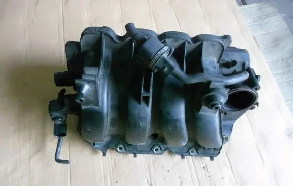 Volkswagen Golf V Intake manifold 03C129711E