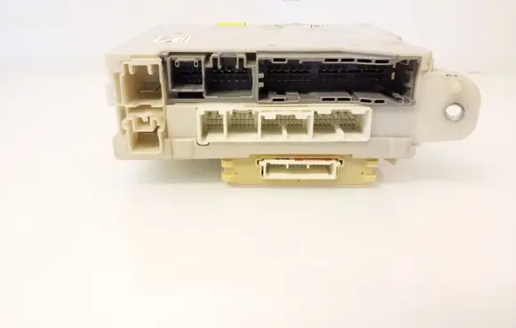 Lexus GS 300 350 430 450H Fuse module 8273030B61 701240585