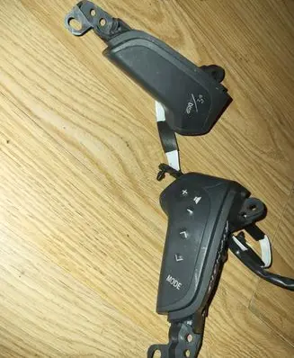 Steering wheel buttons/switches