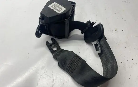 Volkswagen Jetta VII Rear seatbelt