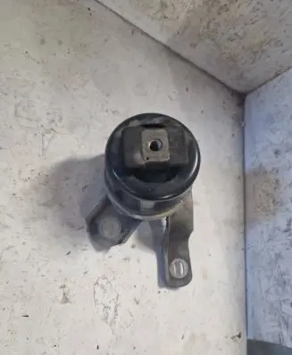 Volvo V70 Engine mount bracket 31330135