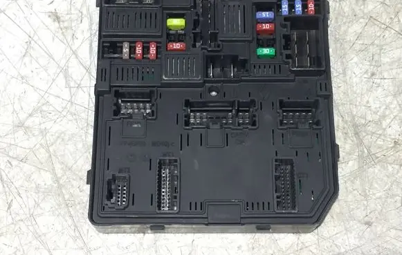 Nissan Qashqai Fuse module 284B74BA0A 521501F09
