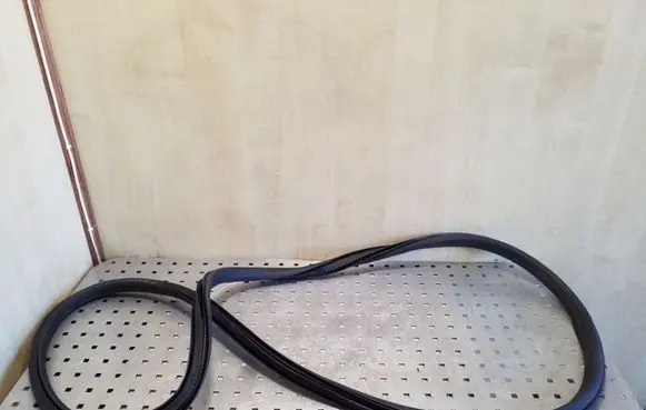 Opel Astra J Rear door rubber seal (on body) 13260045