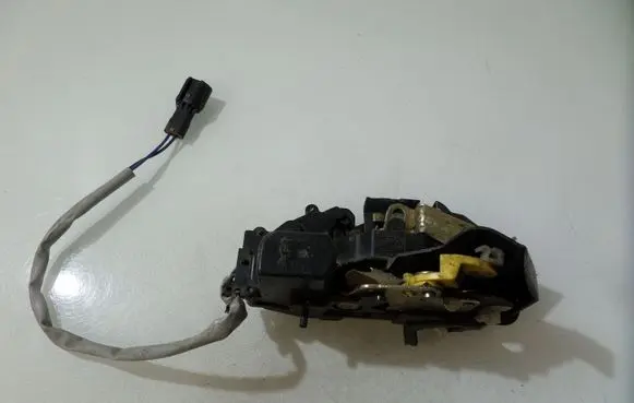 KIA Carens I Rear door lock