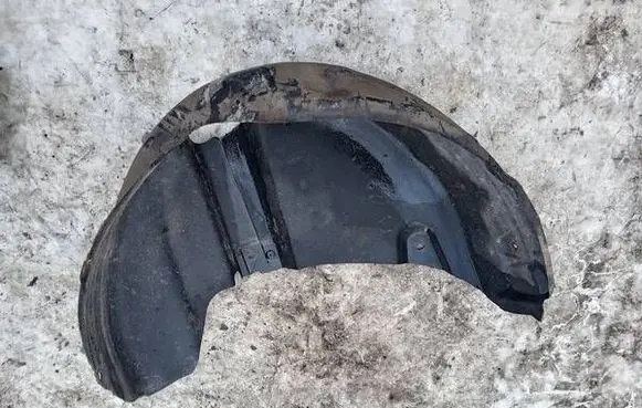Rear arch fender liner splash guards