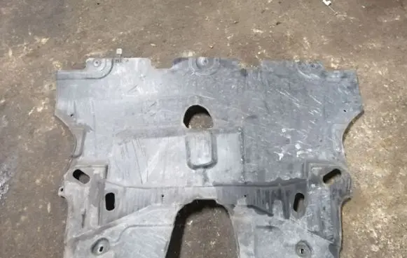 Fiat 500L Engine splash shield/under tray