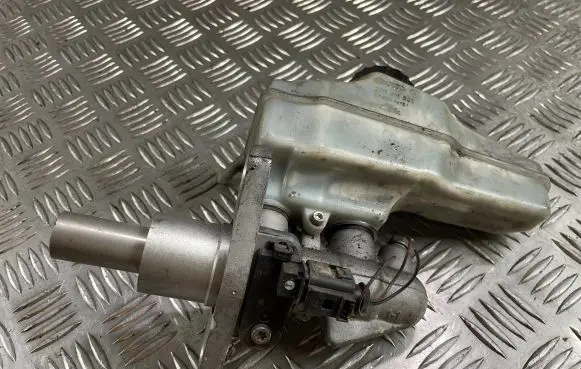 Master brake cylinder