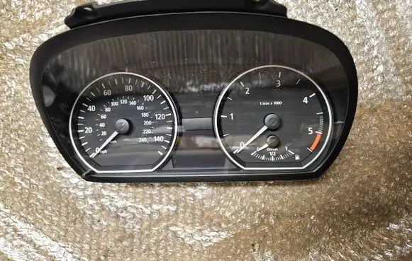 BMW 1 E81 E87 Speedometer (instrument cluster) 102498213 6960492 150032517
