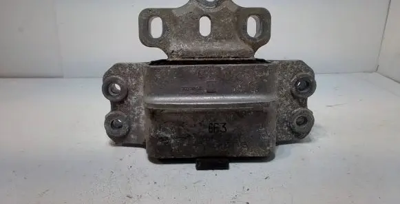 Volkswagen PASSAT B6 Engine mount bracket 3C0199555