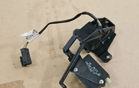 BMW 5 E39 Tailgate window lock/catch/latch 8238469 8384069 8381137