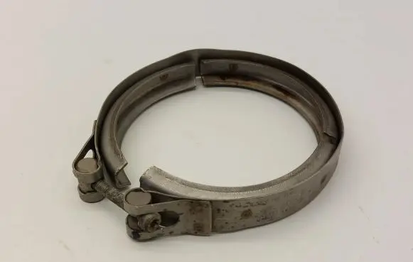 Volkswagen PASSAT B8 Muffler pipe connector clamp 04L131455A