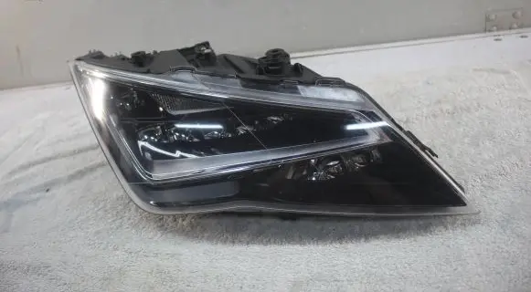 Seat Leon (5F) Headlight/headlamp 5F1941008A 5F1941008 A046439