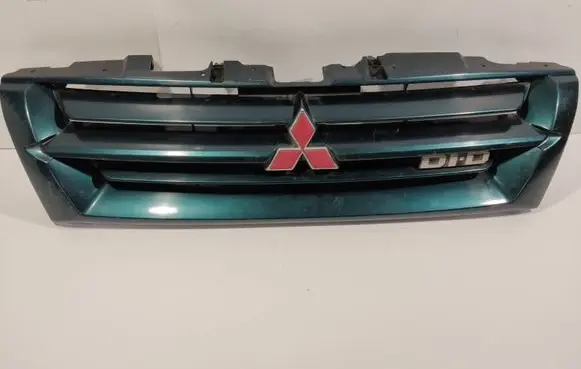 Mitsubishi Pajero Front bumper upper radiator grill MR387981