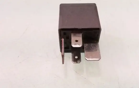Volkswagen PASSAT B5 Other relay 8D0951253 V23134J52X300 370