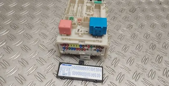 Toyota Avensis T270 Fuse module 8273005170C