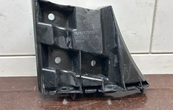 Volvo V40 Front bumper mounting bracket 31425111