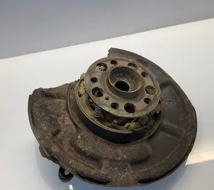 Mercedes-Benz CLS C219 Rear wheel hub A2113508308 2113508308