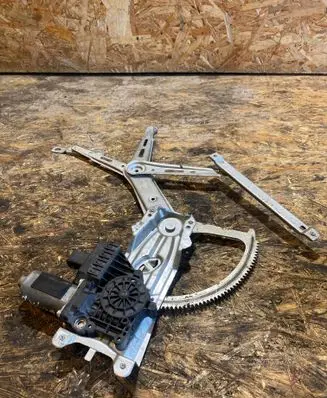 Opel Zafira B Front door window regulator with motor 13132220 A3370 0421003043